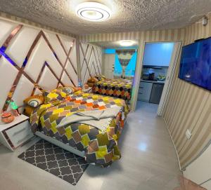 キトにあるGold House Oroのベッドルーム1室(ベッド2台付)、キッチンが備わります。