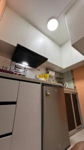 キトにあるGold House Oroのキッチン(ステンレス製の冷蔵庫、照明付)