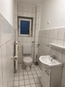 ドルトムントにあるZentrale Wohnungのトイレと洗面台を備えた白いバスルーム