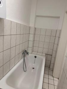 ドルトムントにあるZentrale Wohnungのバスルーム(白いバスタブ、シャワー付)