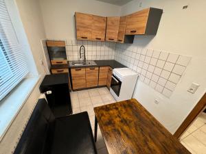ドルトムントにあるZentrale Wohnungの小さなキッチン(木製キャビネット、木製テーブル付) +6枚の写真