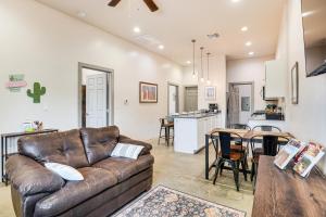 Imagen de la galería de 1 Mi to Arizona Stadium Charming Tucson Condo!, en Tucson