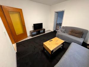 ドルトムントにあるZentrale Wohnungのソファとコーヒーテーブルのあるリビングルーム