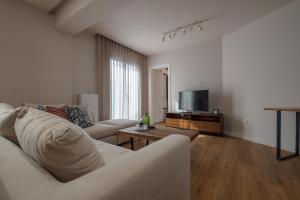 Televízia a/alebo spoločenská miestnosť v ubytovaní Live Life Plaka Apartment