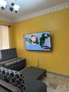 TV a/nebo společenská místnost v ubytování Rose 2 bedroom Apartment