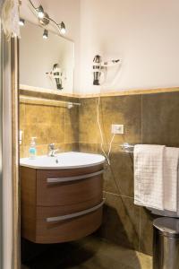 La salle de bains est pourvue d'un lavabo et d'un miroir. dans l'établissement La Rocchetta, à Ripatransone