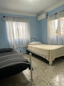 Postel nebo postele na pokoji v ubytování Rose 2 bedroom Apartment