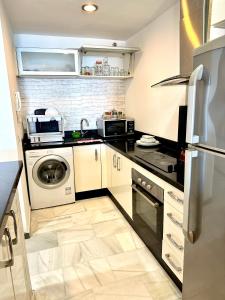 Il comprend une cuisine équipée d'un lave-linge et d'un sèche-linge. dans l'établissement Cozy Appartement Next to the Beach, à Tanger 17 autres photos