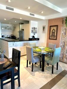 une salle à manger avec une table et des chaises et une cuisine dans l'établissement Cozy Appartement Next to the Beach, à Tanger