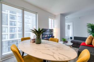 un soggiorno con tavolo e sedie di RivetStays - The Jarvis a Toronto