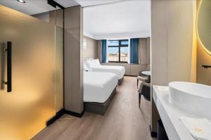 Postel nebo postele na pokoji v ubytování Ly New York Hotel