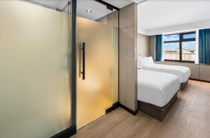 Postel nebo postele na pokoji v ubytování Ly New York Hotel