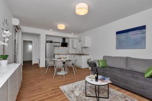 Dapur atau dapur kecil di Apartments by the sea Tucepi, Makarska - 23256
