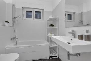 Bilik mandi di Apartments by the sea Tucepi, Makarska - 23256 +62 gambar