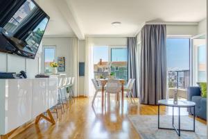 Televisyen dan/atau pusat hiburan di Apartments by the sea Tucepi, Makarska - 23256