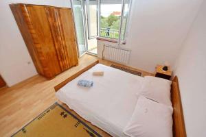 Giường trong phòng chung tại Holiday house with a parking space Kastel Stafilic, Kastela - 23408