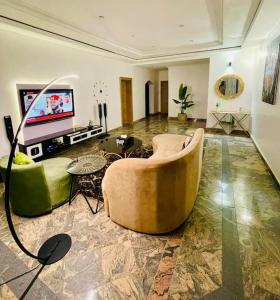 Gallery image of Luxury Oasis 2 - Entire 2 Bedroom Apartment in Abuja with Pool, Gym, WiFi, Balcony, and Garden in Abuja