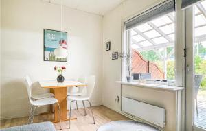 Kuchyň nebo kuchyňský kout v ubytování Stunning Apartment In Nexø With Sauna