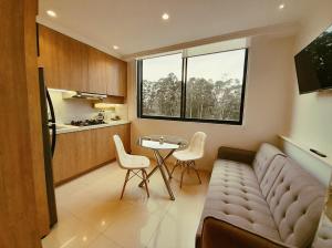 クエンカにあるElegante Suite Privada en Cuenca - Parqueo Incluidoのソファとテーブルのあるリビングルーム