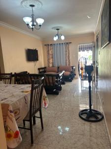TV a/nebo společenská místnost v ubytování SUNSET 2 Bedroom Apt