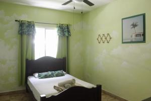 Tempat tidur dalam kamar di Cataleya Hostel +16 foto