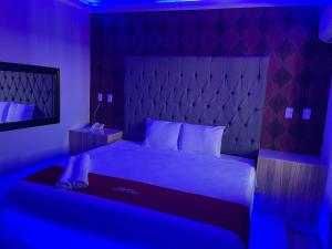 Postel nebo postele na pokoji v ubytování AUTO HOTEl MONTE CARLO