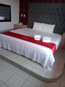 Rúm í herbergi á AUTO HOTEl MONTE CARLO