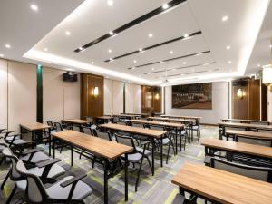 Un comedor con mesas y sillas de madera. en Nost algia S Hotel Beijing Liangxiang University Town 时光漫步S酒店北京良乡大学城广阳城地铁站店 Free fresh ground coffee,Free laundry service, en Beijing