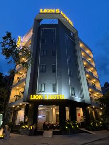 カントーにあるLION 5 HOTELのライオンとホテルの看板があるホテル