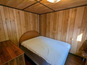 una piccola stanza con un letto e un tavolo di Tiny Wood Cottage 09 a Wasaga Beach