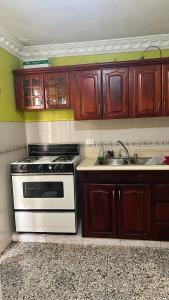 Kuchyň nebo kuchyňský kout v ubytování SUNSET 2 Bedroom Apt
