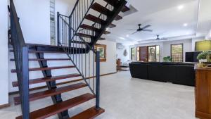 ポートダグラスにあるVilla 2 - Chez Willow Port Douglasのリビングルーム(ソファ付)の螺旋階段