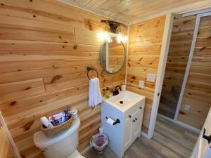 Ένα μπάνιο στο Tiny Cabin Country Escape - Pets Stay Free! +23 φωτογραφίες