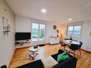 un salon avec un canapé et une table dans l'établissement Gîte de Charme avec Jardin Privé, Proche de Lille et Hazebrouck, Idéal pour Familles et Cyclistes - FR-1-510-209, à Haverskerque