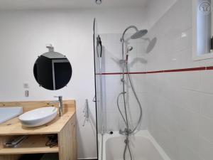 une salle de bain avec douche et lavabo dans l'établissement Gîte de Charme avec Jardin Privé, Proche de Lille et Hazebrouck, Idéal pour Familles et Cyclistes - FR-1-510-209, à Haverskerque 10 autres photos