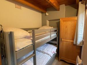 Postel nebo postele na pokoji v ubytování Duplex au Lioran avec balcon, proche pistes et commerces - FR-1-787-25