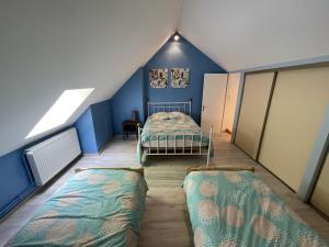 ein Schlafzimmer im Dachgeschoss mit einem Bett und zwei Betten in der Unterkunft Chalet T3 près des pistes, 2 chambres, équipé, navette gratuite - FR-1-787-2 in Laveissière