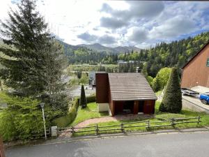 ein kleines Haus mitten auf einer Straße in der Unterkunft Chalet T3 près des pistes, 2 chambres, équipé, navette gratuite - FR-1-787-2 in Laveissière + 2 Fotos
