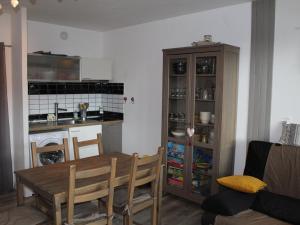 eine Küche mit einem Holztisch und eine Küche mit einer Theke in der Unterkunft Bel appartement rénové T2 avec balcon au pied des pistes - FR-1-787-10 in Laveissière