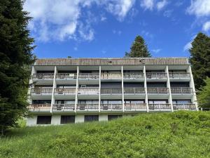 ein Gebäude mit Balkonen an der Seite in der Unterkunft Bel appartement rénové T2 avec balcon au pied des pistes - FR-1-787-10 in Laveissière