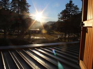 a view of the sun from a train window at Agréable T2 au pied des pistes avec piscine estivale, parking, et animaux bienvenus - FR-1-787-31 in Laveissière