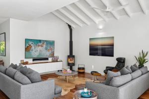Ruang duduk di Karinya By Beach Stays