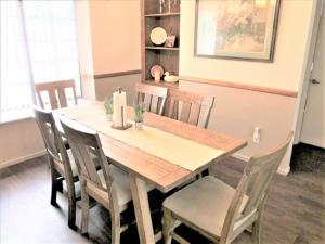 Una mesa de comedor y sillas con una mesa de madera y una vela. en Village Condo condo, en Lake Arrowhead