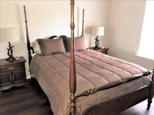 Un dormitorio con una cama grande con dos mesitas de noche. en Village Condo condo, en Lake Arrowhead
