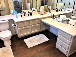 Un baño con lavabo, inodoro y espejo. en Village Condo condo, en Lake Arrowhead 19 fotos más
