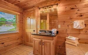 ピジョン・フォージにあるAngels Choiceのログキャビンのバスルーム(シンク、鏡付) +24枚の写真