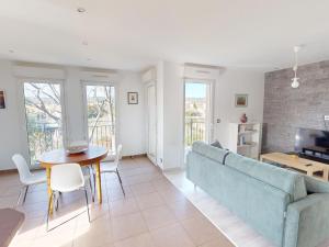 a living room with a couch and a table at Frontignan : Appartement 2 pièces avec terrasse, parking, proche plage et commerces - FR-1-785-5 in Frontignan