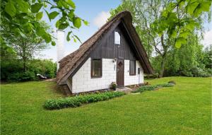 Garður fyrir utan Beautiful Home In Løgstrup With Wifi