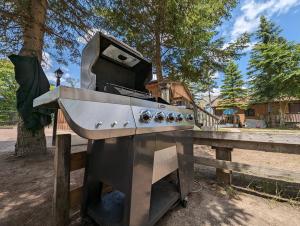 un forno a piano cottura, posto accanto a una recinzione di legno di Tiny Wood Cottage 12 a Wasaga Beach 1 altra foto