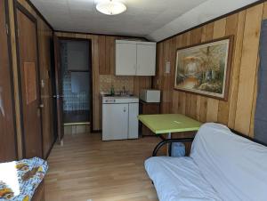 Piccola camera con cucina e tavolo di Tiny Wood Cottage 14 a Wasaga Beach